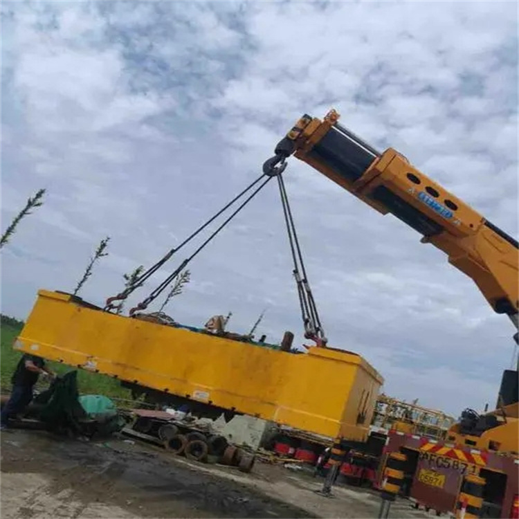 石首吊运集装箱的吊车